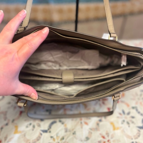 TORY BURCH Large Top Zip Tote Saffiano Leather in French Gray. NWT - Picture 5 of 9